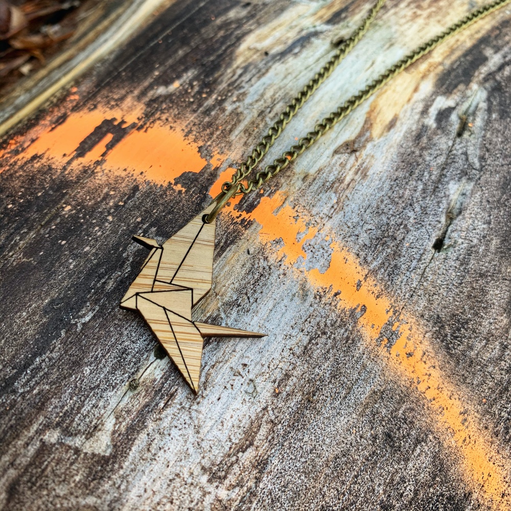 Dřevěný náhrdelník Pták origami 