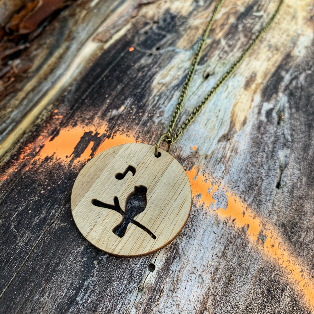 Dřevěný náhrdelník Zpívající ptáček 