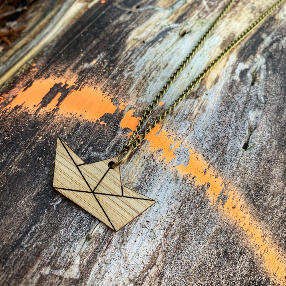 Dřevěný náhrdelník Lodička 