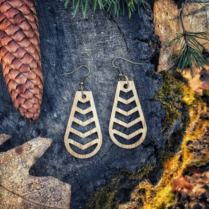 Dřevěné dámské náušnice Kapka wave