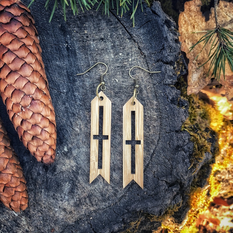 Dřevěné dámské náušnice Šipka kříž