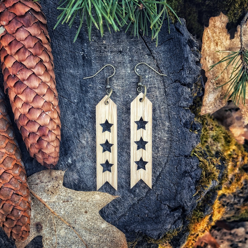 Dřevěné dámské náušnice Šipka hvězdy