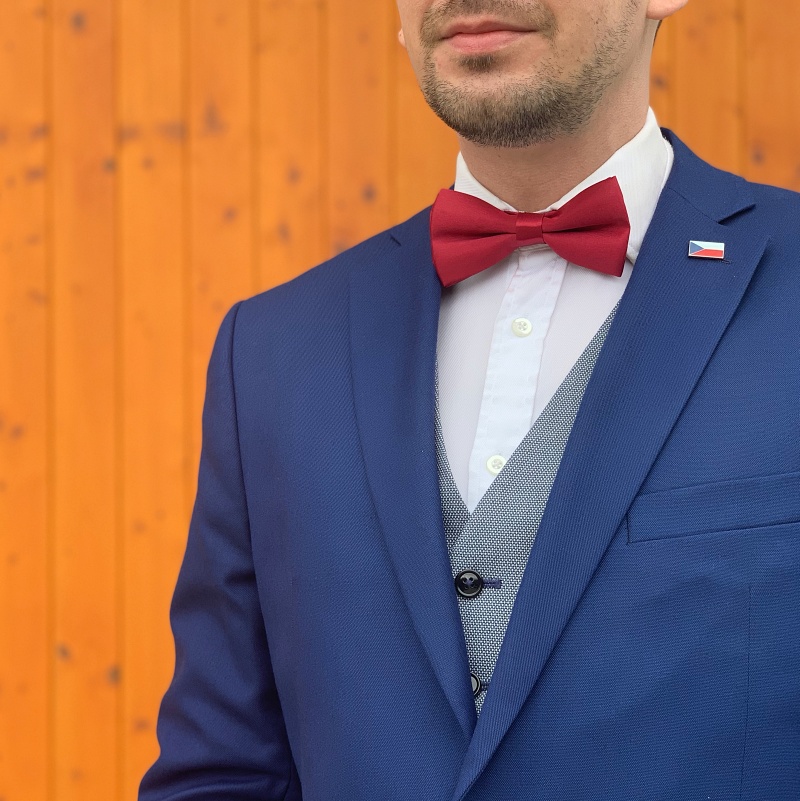 Tmavě červený motýlek Color