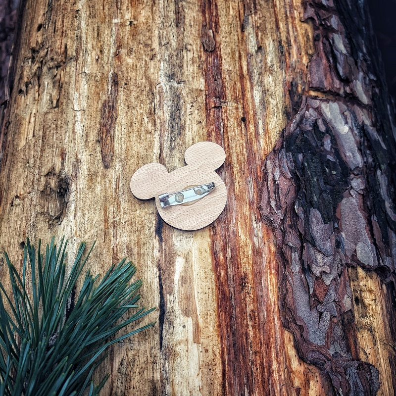 Dřevěná dámská brož Mickey 